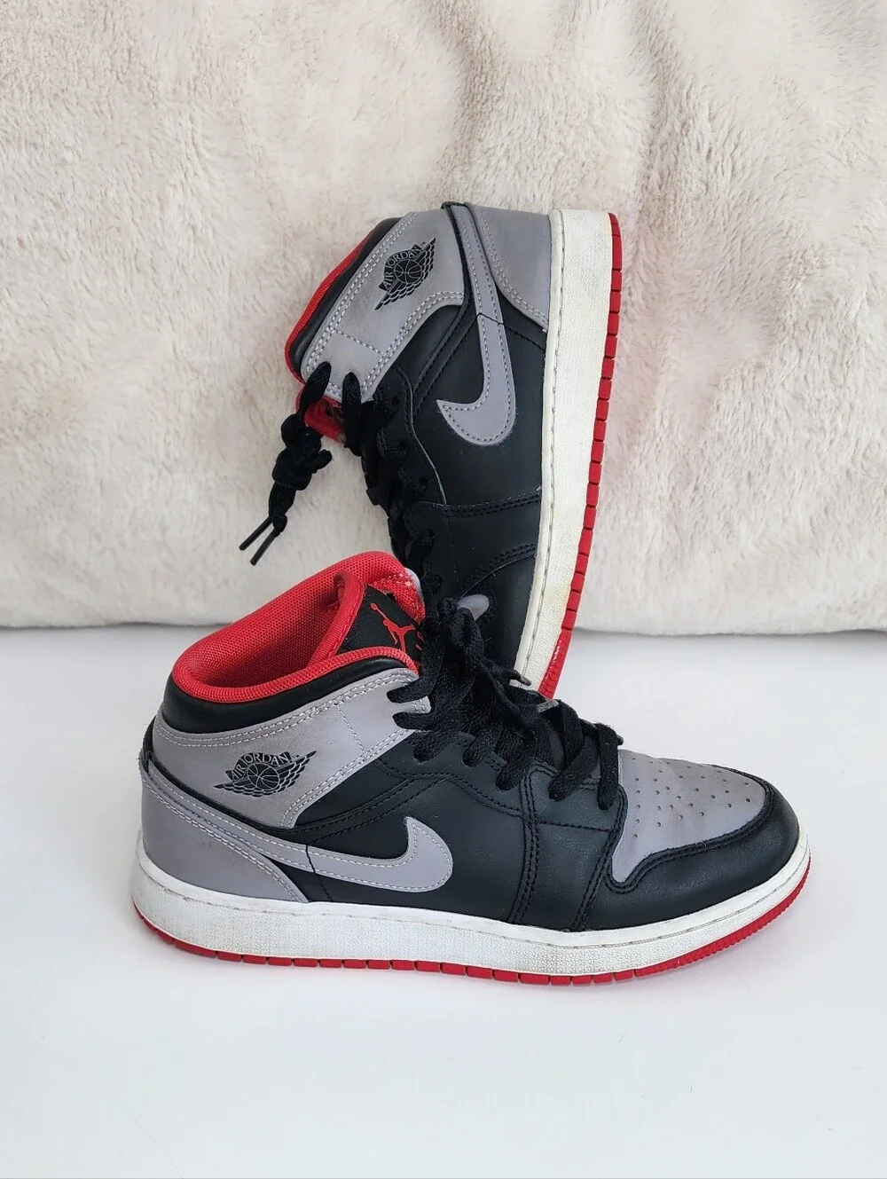 Boy's Nike Jordan 1 Mid Unisex Kids Mid Top Leather Sneakers Size 5Y